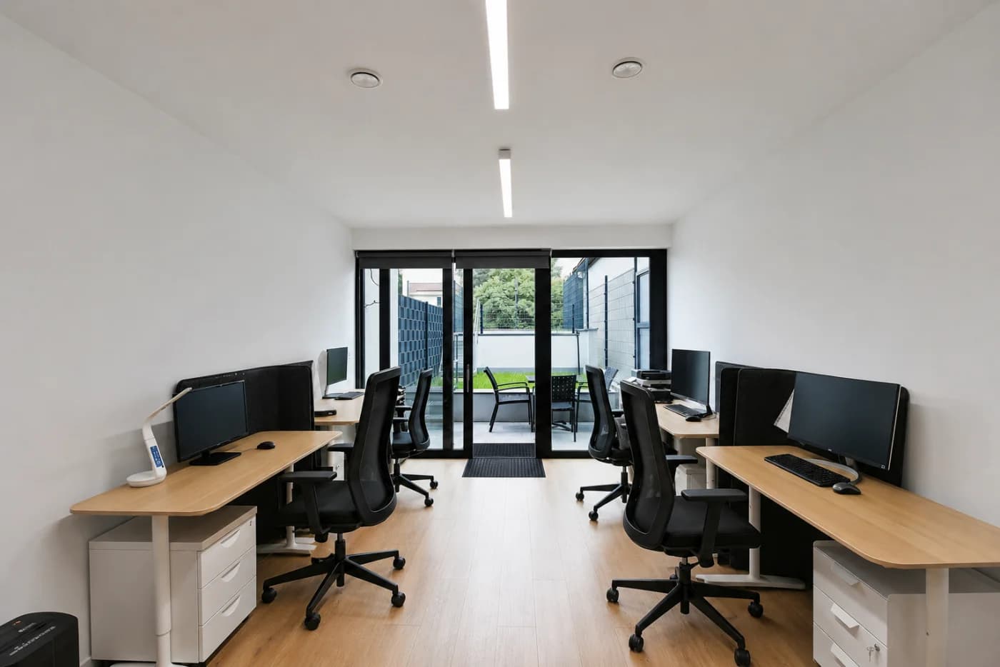 Kancelář — open space s pracovními místy